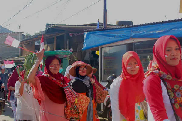 Jakarta, Endonezya - 08 18 2019: Endonezya Bağımsızlık Günü 'nü kutlarken başörtüsü takan kadınlar ve sebze satıcısı gibi giyinen kadınlar