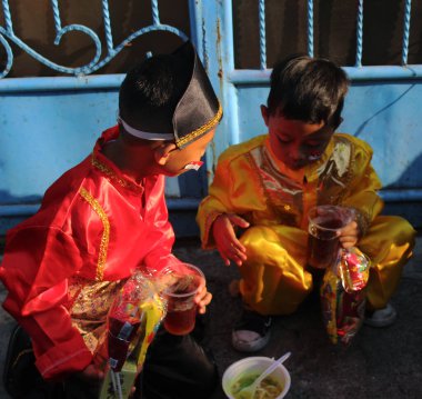 Jakarta, Endonezya - 18 18 2019: 72. Endonezya bağımsızlık gününü kutlayan geçit töreninde arkadaş olan iki çocuğun birlikteliği