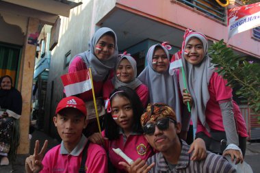 Cakarta, Endonezya - 08 18 2019: 73. Endonezya Bağımsızlık Günü 'nü kutlayan geçit törenine katılan gençler