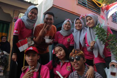 Cakarta, Endonezya - 08 18 2019: 73. Endonezya Bağımsızlık Günü 'nü kutlayan geçit törenine katılan gençler