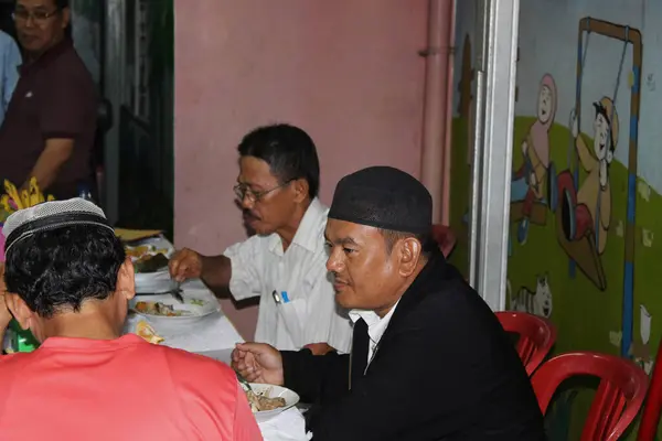 Jakarta, Endonezya - 12 14 2019: yeni bir ev reisi seçmek için karar bekleyen insanlar