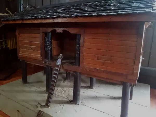 Kalimantan 'dan gelen geleneksel bir ev. Orijinaline benzemesi için mümkün olduğunca detaylı yapılmış.