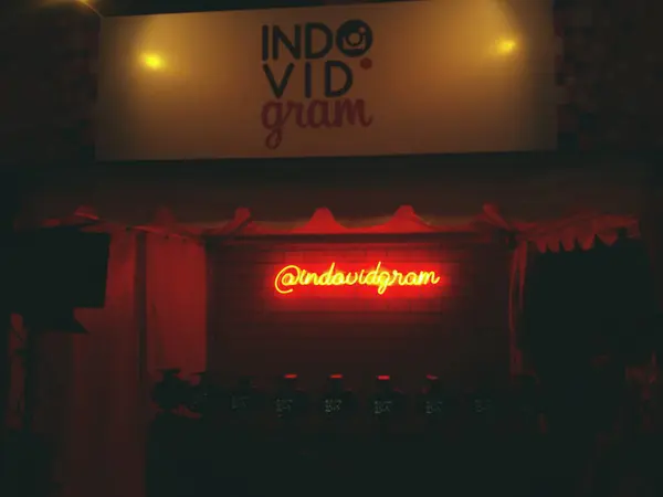 Jakarta, Endonezya - 08 11 2018: kırmızı şeritli bir fotoğraf kabini ve Indovidgram yazılı bir logo pankartı