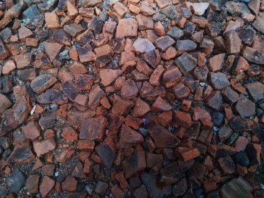 Sokağa saçılmış döşeme parçalarının soyut arkaplanı