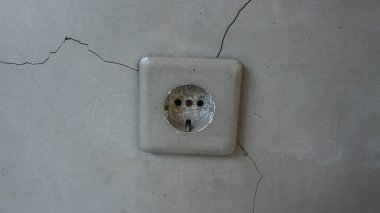 Beyaz bir duvardaki elektrik prizinin nesnesi