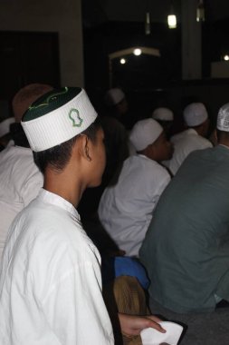 Bogor, Endonezya - 03: 20 2021: Bogor, Batı Java 'da bir villada gece eğitimine katılan ciddi bir çocuk