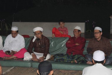 Bogor, Endonezya - 03: 20 2021: Bogor, Batı Java 'da bir villada gece resitallerinde oturan dini liderler