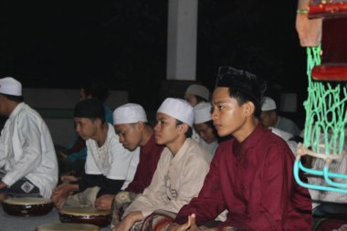 Bogor, Endonezya - 03: 20 2021: Dini bir liderden ders dinleyen ciddi Müslüman insanların ifadeleri