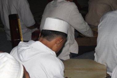 Bogor, Endonezya - 03: 20 2021: Dindar bir liderden ders dinleyen çocuk