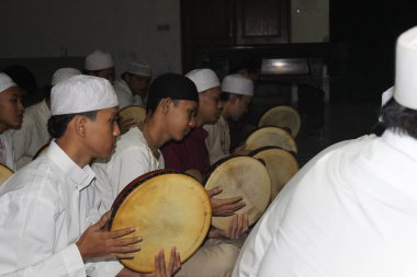 Bogor, Endonezya - 03: 20 2021: Gece Bogor, Batı Java 'da bir villada namaz kılmak için hadroh müzik enstrümanları çalan Müslüman insanlar
