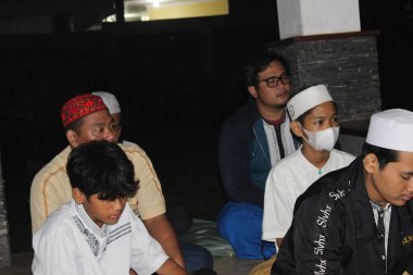 Bogor, Endonezya - 03: 20 2021: Geceleyin Bogor, Batı Cava 'da bir villada namaz kılan Müslümanlar