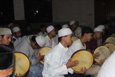 Bogor, Endonezya - 03: 20 2021: Gece Bogor, Batı Java 'da bir villada namaz kılmak için hadroh müzik enstrümanları çalan Müslüman insanlar