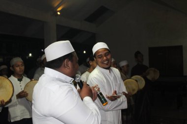 Bogor, Endonezya - 03: 20 2021: gece Bogor, Batı Java 'da bir villada namaz kılarken Müslümanların gülen ifadeleri