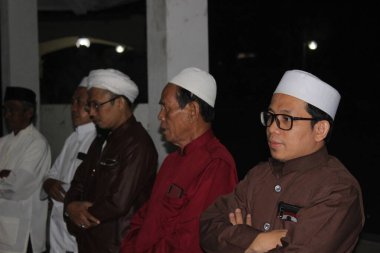 Bogor, Endonezya - 03: 20 2021: gece Bogor, Batı Java 'da bir villada namaz kılan müslüman insanların ifadeleri