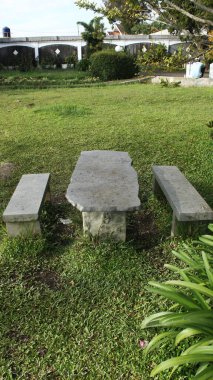 Ana sayfayı güzelleştirmek için taştan yapılmış sandalyeler ve masalar.