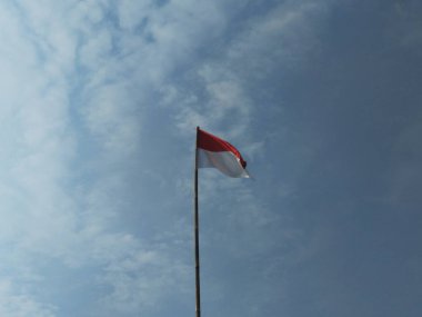 Endonezya bayrak direğinin açık gökyüzü arka planına sahip minimalist estetiği