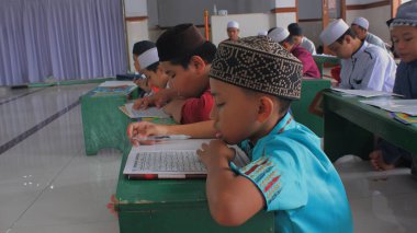 Jakarta, Endonezya - 05 08 2021: Ramadhan İslami yatılı okul öğrencilerinin dini birlikte okuma ve çalışma ifadeleri