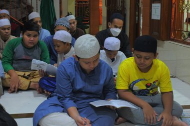 Jakarta, Endonezya - 05 08 2021: Ramadhan İslami yatılı okul öğrencileri birlikte okuyorlar