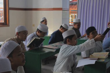 Jakarta, Endonezya - 05 09 2021: Ramazan İslam yatılı okulu öğrencileri din eğitimi alıyorlar