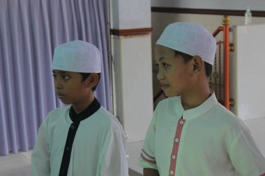 Jakarta, Endonezya - 05 09 2021: Kuran 'ın okunuşunu dinleyen İslam okulu öğrencilerinin ifadesi