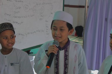 Jakarta, Endonezya - 05 09 2021: Pesantren öğrencilerinin Kuran 'ı ezberleyen ifadeleri