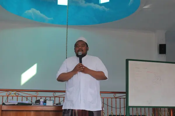 Jakarta, Endonezya - 05 09 2021: Ramazan İslam yatılı okulu dersi verirken elinde mikrofon tutan Müslüman bir adamın ifadesi