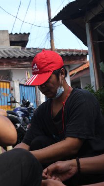 Jakarta, Endonezya 07: 20 2021: Müslümanlar için Kurban Bayramı 'nda kurban etini temizleyen beyler