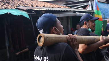 Jakarta, Endonezya 07: 20 2021: Müslümanlar için Kurban Bayramı 'nı kutlarken birlikte çalışan insanlar