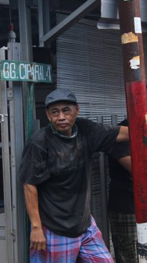 Jakarta, Endonezya 07: 20 2021: Müslümanlar için Kurban Bayramı kutlamalarında yaşlı adam diğer tarafa bakıyor