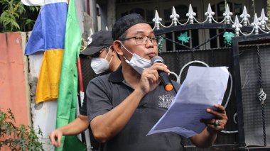 Jakarta, Endonezya 07: 20 2021: Müslümanlar için Kurban Bayramı kutlamaları sırasında yol gösteren beyler