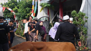 Jakarta, Endonezya 07: 20 2021: Kurban Bayramı 'nı güneşli bir günde kutlayan Müslüman cemaati