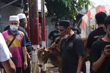 Jakarta, Endonezya 07: 20 2021: Müslümanlar için Kurban Bayramı 'nı kutlarken birlikte çalışan insanlar