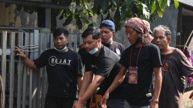 Jakarta, Endonezya 07: 20 2021: Müslümanlar için Kurban Bayramı kutlamalarına yardım eden Müslüman cemaati