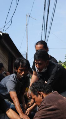 Jakarta, Endonezya 07: 20 2021: Müslümanlar için Kurban Bayramı kutlamalarına yardım eden Müslüman cemaati