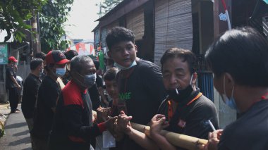 Jakarta, Endonezya 07: 20 2021: Müslümanlar için Kurban Bayramı 'nı kutlarken birlikte çalışan insanlar