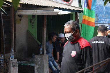 Jakarta, Endonezya 07: 20 2021: Müslümanların Kurban Bayramı kutlamalarına katılırken sağlık maskesi takan bir beyefendi