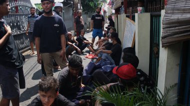 Jakarta, Endonezya 07: 20 2021: Müslümanlar için Kurban Bayramı 'nda kurban keserken mola veren insanlar