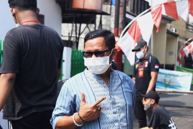 Jakarta, Endonezya 07: 20 2021: Müslümanlar için düzenlenen Kurban Bayramı 'nda sağlık maskesi takan beyefendiler