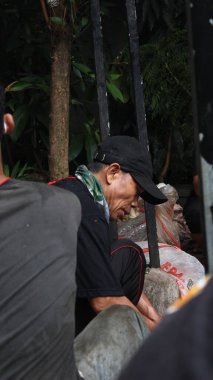 Jakarta, Endonezya 07: 20 2021: Müslümanlar için Kurban Bayramı 'nda kurban kesen adam