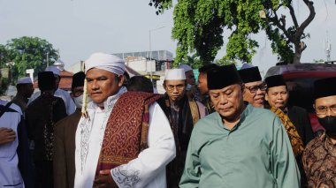 Jakarta, Endonezya 106 2021: Bir aile grubuyla yapılan düğün sırasında damat İslami cüppesi içinde.