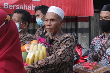 Jakarta, Endonezya 106 2021: düğüne adak getiren beyefendiler