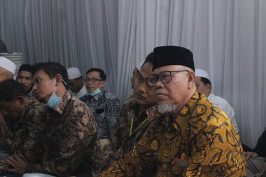 Jakarta, Endonezya 106 2021: İslami düğünlerde ders dinleyen beyefendiler