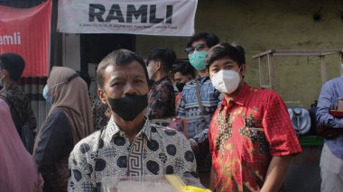 Jakarta, Endonezya 106 2021: İslami bir düğüne katılmak ve sağlık maskesi takmak isteyen davetliler