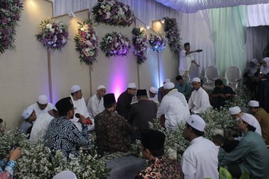 Jakarta, Endonezya 106 2021: İslami temalı bir düğün sırasında evlilik sözleşmesi