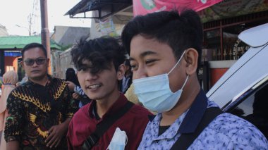 Jakarta, Endonezya 12.2021: Erkekler evlilik teklifi törenine katılmak için toplanıyor
