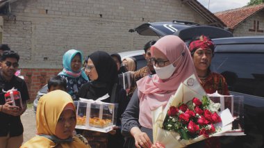 Purwakarta, Endonezya 1212 2021: Evlilik teklifi sırasında çiçek ve hediye getiren bir kadın