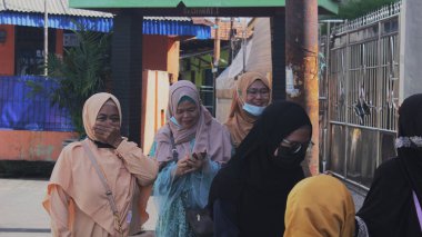 Jakarta, Endonezya 12. 2021: Evlilik teklifi töreninde toplanan Müslüman anneler