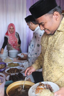 Purwakarta, Endonezya 1212 2021: Evlilik teklifi sırasında öğle yemeği yiyen bir adamın mutlu ifadesi