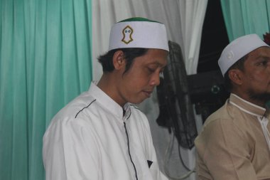 Jakarta, Endonezya 12. 26. 2021: Peygamber Muhammed 'in doğum günü kutlamalarına katılan erkekler