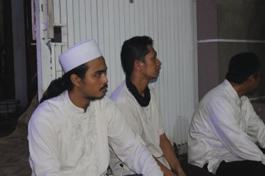 Jakarta, Endonezya 12. 26. 2021: Peygamber Muhammed 'in doğum günü kutlamalarına katılan erkekler